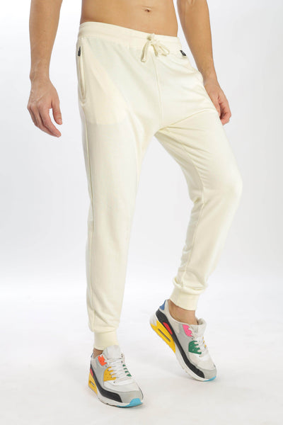 Soulmonk pear sorbet joggers in off-white color worn with multicolor sneakers for comfortable casual wear